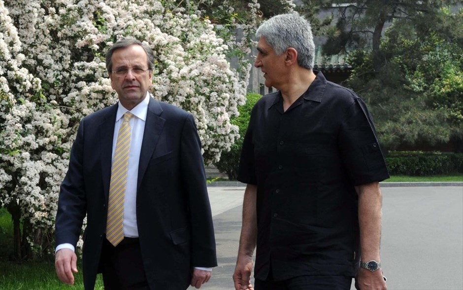 Συνάντηση Αντώνη Σαμαρά με τον Παναγιώτη Γιαννάκη στην Κίνα. Συνάντηση με τον Παναγιώτη Γιαννάκη, ο οποίος πρόσφατα ανέλαβε την τεχνική ηγεσία της εθνικής ομάδας μπάσκετ της Κίνας, είχε ο Αντώνης Σαμαράς κατά τη διάρκεια της επίσκεψής του στη χώρα.&nbsp; Στο σύντομο διάλογο που είχαν, και σε παρατήρηση δημοσιογράφου ότι «ο Ολυμπιακός πήρε το ευρωπαϊκό με άλλον προπονητή», ο Παναγιώτης Γιαννάκης σημείωσε ότι «καλύτερος προπονητής είναι ο αντίπαλός σου, γιατί σε βοηθά να μαθαίνεις από τα λάθη σου και να τα αποφεύγεις», κάτι με το οποίο συμφώνησε και ο Πρωθυπουργός. «Αυτό», είπε ο κ. Σαμαράς, «ισχύει κατ εξοχήν για τον χώρο της πολιτικής».