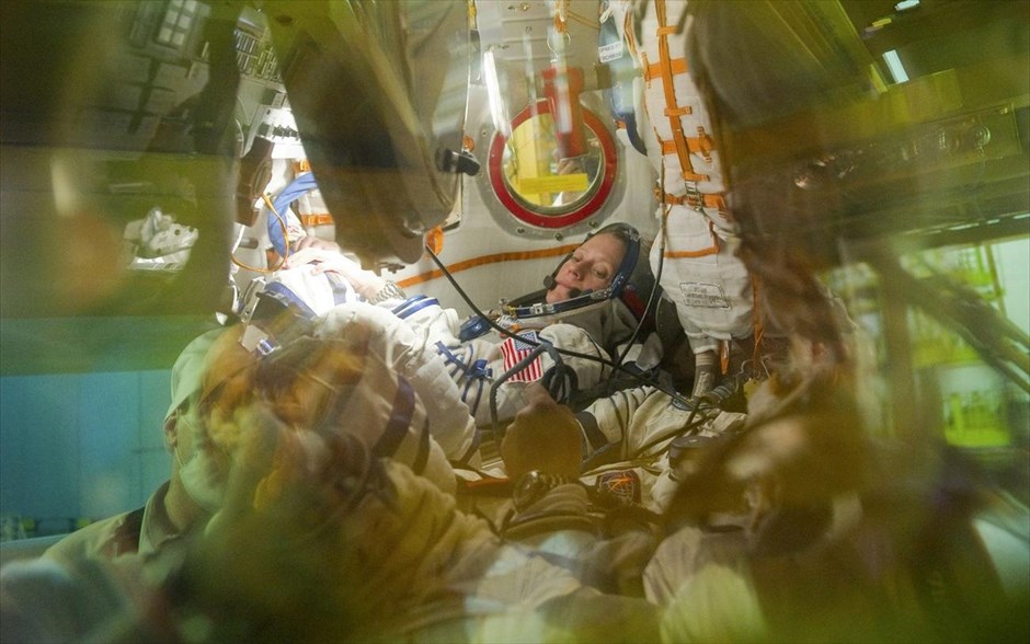 Καζακστάν: Η αστροναύτης της NASA Κάρεν Νάιμπεργκ ελέγχει τον εξοπλισμό της κατά τη διάρκεια εκπαίδευσης. Η αστροναύτης της NASA Κάρεν Νάιμπεργκ ελέγχει τον εξοπλισμό της κατά τη διάρκεια εκπαίδευσης στο κοσμοδρόμιο Μπαϊνοκούρ. Η Νάιμπεργκ αποτελεί το ένα από τα τρία μέλη της ομάδας που θα μεταβούν στο Διεθνή Διαστημικό Σταθμό στις 29 Μαϊου.