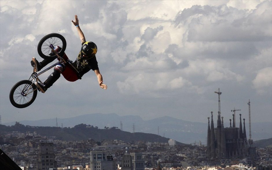 X-Games 2013: «Ιπτάμενα» ποδήλατα στη Βαρκελώνη. Αγωνιζόμενος επιχειρεί ένα ελεύθερο άλμα στον αέρα με το ΒΜΧ του κατά τη διάρκεια των αγώνων X-Games 2013 στη Βαρκελώνη.