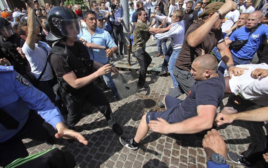 Ουκρανία: Υποστηρικτές του Ουκρανού προέδρου Βίκτορ Γιανουκόβιτς συνεπλάκησαν με οπαδούς της αντιπολίτευσης . Υποστηρικτές του Ουκρανού προέδρου Βίκτορ Γιανουκόβιτς συνεπλάκησαν με οπαδούς της αντιπολίτευσης κατά τη διάρκεια διαδήλωσης στο Κίεβο. Η αντιπολίτευση κατηγορεί το κόμμα του Βίκτορ Γιανουκόβιτς, για κατάχρηση εξουσίας, επειδή όπως υποστηρίζει, ελέγχει πλήρως το δικαστικό σώμα και αρνείται να διενεργήσει εκλογές για το δήμο Κιέβου. Από την πλευρά τους οι υποστηρικτές της κυβερνώσας παράταξης, είχαν διοργανώσει παράλληλη πορεία στους δρόμους του Κιέβου, διαδηλώνοντας κατά του φασισμού και του κόμματος Σβόμποντα, που το εκπροσωπεί.