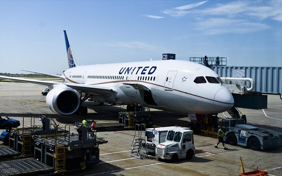 Η United Airlines θα εντάξει σύντομα τα Boeing 787 Dreamliner στο στόλο της. Οι αμερικανική αεροπορική εταιρεία United Airlines, ανακοίνωσε τη Δευτέρα ότι ευελπιστεί πως αυτή την εβδομάδα όλα τα Boeing 787 Dreamliner αεροσκάφη της θα είναι πλέον έτοιμα να ενταχθούν στον στόλο της. Η εταιρεία πραγματοποίησε σήμερα πτήση με ένα από τα αεροσκάφη, τα οποία αρχικά είχαν παρουσιάσει πρόβλημα στην μπαταρία, και προσγειώθηκε με ασφάλεια στο αεροδρόμιο του Σικάγο.