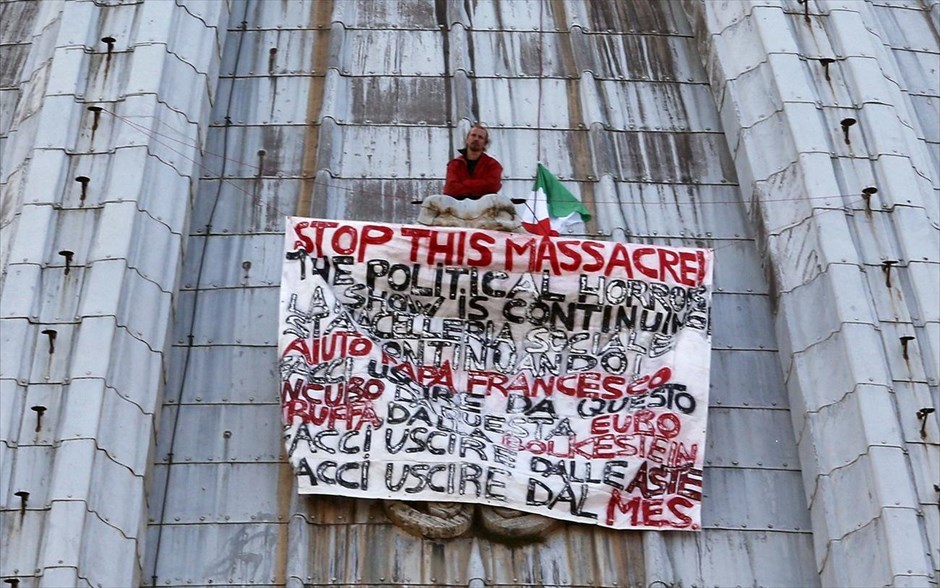 Διαμαρτυρία από τον τρούλο της Βασιλικής του Αγίου Πέτρου. Ο ιταλός επιχειρηματίας, Μαρτσέλο Ντι Φινίτσιο, από την Τεργέστη, ανέβηκε για άλλη μια φορά τη Δευτέρα -για τρίτη φορά- &nbsp;στον τρούλο της Βασιλικής του Αγίου Πέτρου για να διαμαρτυρηθεί εναντίον της κοινωνικής «σφαγής» στην Ιταλία, και ιδίως της ευρωπαϊκής οδηγίας Μπόλκενσταϊν. Ο Ντι Φινίτσιο, ο οποίος είχε ανέβει στον τρούλο της του ναού την 20ή Ιουλίου και κατόπιν την 2α Οκτωβρίου του 2012, κατάφερε και σήμερα να ξεδιπλώσει ένα πανό με γραμμένο, στα ιταλικά και στα αγγλικά το σύνθημα «σταματήστε την σφαγή, όχι στο ευρώ», καταγγέλλοντας ότι «η πολιτική ταινία τρόμου συνεχίζεται» και ζητώντας την βοήθεια του Πάπα Φραγκίσκου.