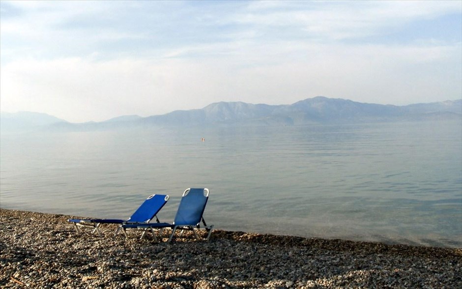 Εξαιρετική η ποιότητα των ελληνικών υδάτων κολύμβησης. Την εξαιρετική ποιότητα των ελληνικών υδάτων κολύμβησης επαναβεβαιώνει η φετινή έκθεση του Ευρωπαϊκού Οργανισμού Περιβάλλοντος (ΕΟΠ), σχετικά με την καθαρότητα των ευρωπαϊκών υδάτων κολύμβησης, η οποία δόθηκε την Τρίτη στη δημοσιότητα στις Βρυξέλλες. Σύμφωνα με την έκθεση, τα ελληνικά ύδατα κολύμβησης κατέχουν την πέμπτη θέση στην Ευρώπη σε καθαρότητα, με ποσοστό ποιότητας 93,3%. Ξεχωρίζουν η Κύπρος και το Λουξεμβούργο, καθώς έχουν επιτύχει εξαιρετική ποιότητα υδάτων (100%) στο σύνολο των οικείων καταχωρισμένων περιοχών κολύμβησης.