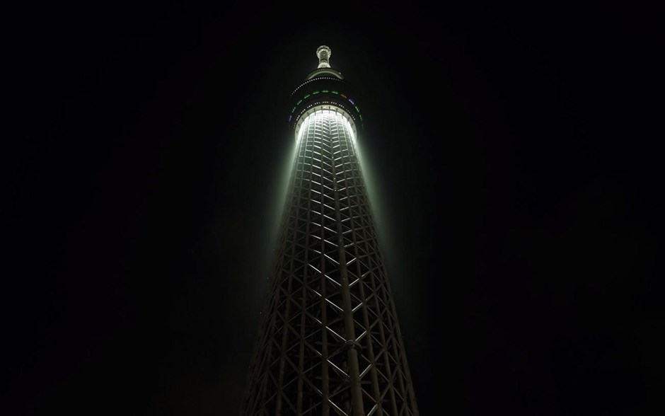 Ένα χρόνο λειτουργίας συμπλήρωσε ο Tokyo Skytree. Ο ύψους 634 μέτρων, πύργος Tokyo Skytree, φωτισμένος στο κέντρο του Τόκιο στην Ιαπωνία. Ο πύργος, που αποτελεί τηλεπικοινωνιακό κέντρο της ιαπωνικής πρωτεύουσας, με 312 καταστήματα και εστιατόρια, γραφεία, ενυδρείο και πλανητάριο, δέχτηκε στον πρώτο χρόνο λειτουργίας του περισσότερους από 50 εκατομμύρια επισκέπτες.