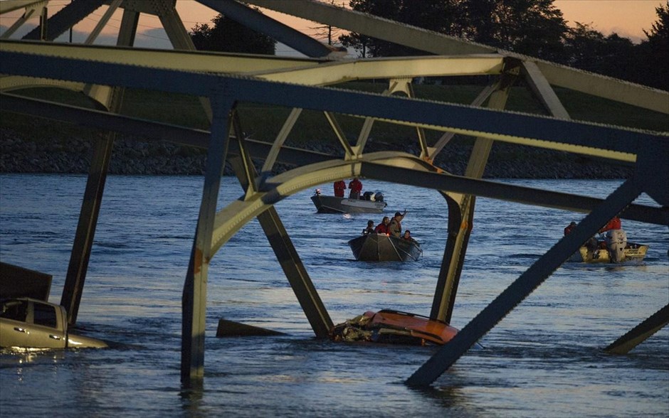 Γέφυρα κατέρρευσε σε αυτοκινητόδρομο στις β.δ. ΗΠΑ. Τμήμα μιας γέφυρας αυτοκινητόδρομου τεσσάρων λωρίδων πάνω από ποταμό σε αγροτική περιοχή βορείως του Σηάτλ κατέρρευσε χθες Πέμπτη με αποτέλεσμα οχήματα και άνθρωποι να πέσουν στα παγωμένα νερά, ανακοίνωσαν οι αρχές.