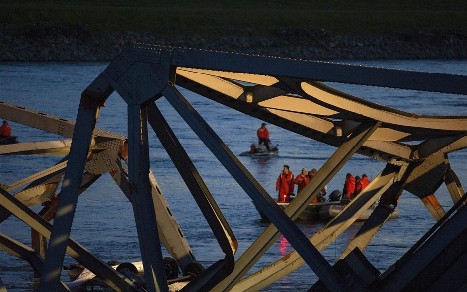 ΗΠΑ: Κατάρρευση γέφυρας #3. Ομάδες διάσωσης αναζητούν θύματα στα νερά του ποταμού Σκάτζιτ θύματα από την κατάρρευση γέφυρας του διαπολιτειακού αυτοκινητόδρομου 5 που περιελάμβανε τέσσερις λωρίδες, πάνω από τον ποταμό σε αγροτική περιοχή βορείως του Σιάτλ. Η γέφυρα είχε κατασκευαστεί το 1955, σύμφωνα με τον ιστότοπο της ιδιωτικής Εθνικής Βάσης Δεδομένων για τις Γέφυρες.