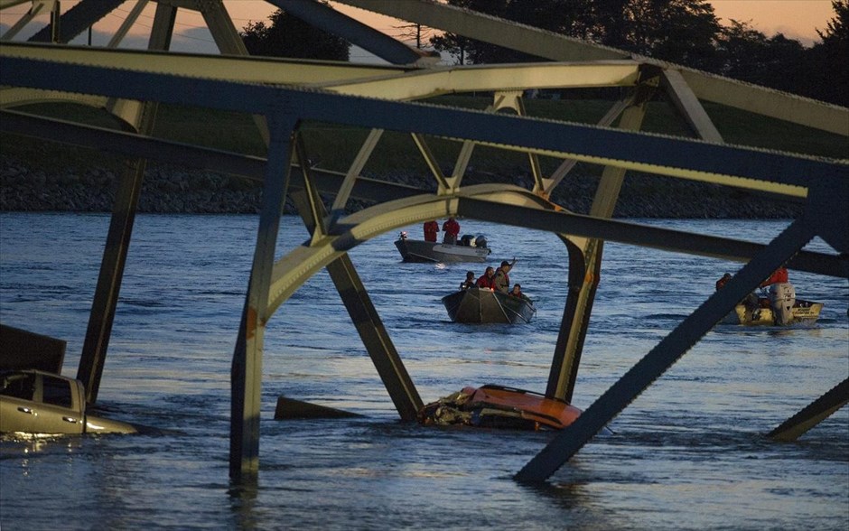 ΗΠΑ: Κατάρρευση γέφυρας #4. Ομάδες διάσωσης αναζητούν θύματα στα νερά του ποταμού Σκάτζιτ θύματα από την κατάρρευση γέφυρας του διαπολιτειακού αυτοκινητόδρομου 5 που περιελάμβανε τέσσερις λωρίδες, πάνω από τον ποταμό σε αγροτική περιοχή βορείως του Σιάτλ. Σύμφωνα με την εφημερίδα «Σιάτλ Τάιμς», τρεις άνθρωποι διασώθηκαν από το νερό.