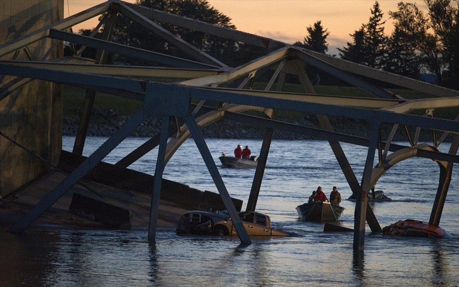 ΗΠΑ: Κατάρρευση γέφυρας #5. Ομάδες διάσωσης αναζητούν θύματα στα νερά του ποταμού Σκάτζιτ θύματα από την κατάρρευση γέφυρας του διαπολιτειακού αυτοκινητόδρομου 5 που περιελάμβανε τέσσερις λωρίδες, πάνω από τον ποταμό σε αγροτική περιοχή βορείως του Σιάτλ.