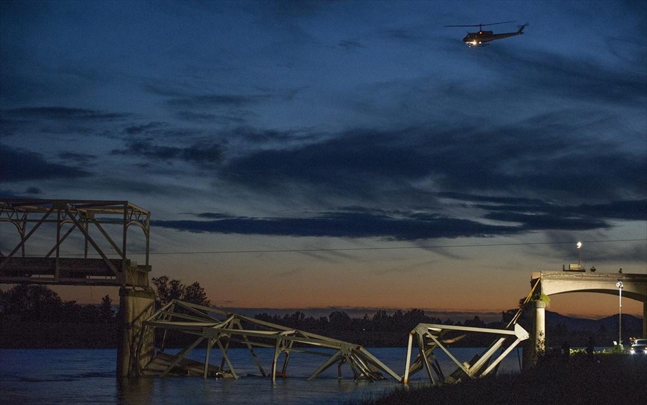 ΗΠΑ: Κατάρρευση γέφυρας #7. Ελικόπτερο σταματά τις έρευνες στα νερά του ποταμού Σκάτζιτ καθώς αρχίσει να σκοτινιάζει.