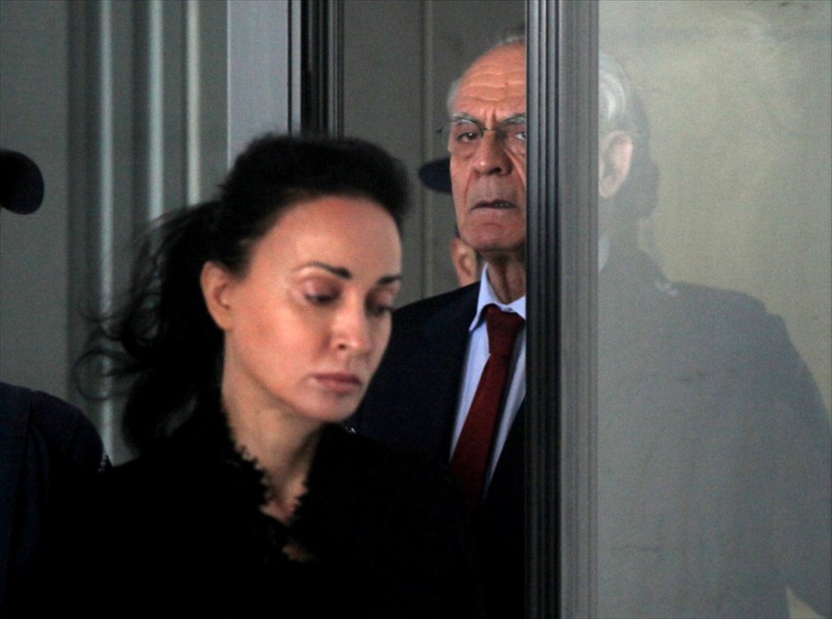 Αποχώρησε από τη δίκη ο Ά. Τσοχατζόπουλος. Την απόφασή του να αποχωρήσει από τη δίκη του μέχρι να κληθούν να καταθέσουν ο πρώην πρωθυπουργός Κ. Σημίτης και τα μέλη του ΚΥΣΕΑ της επίμαχης περιόδου, ανακοίνωσε στο τριμελές Εφετείο Κακουργημάτων ο πρώην υπουργός Άκης Τσοχατζόπουλος.