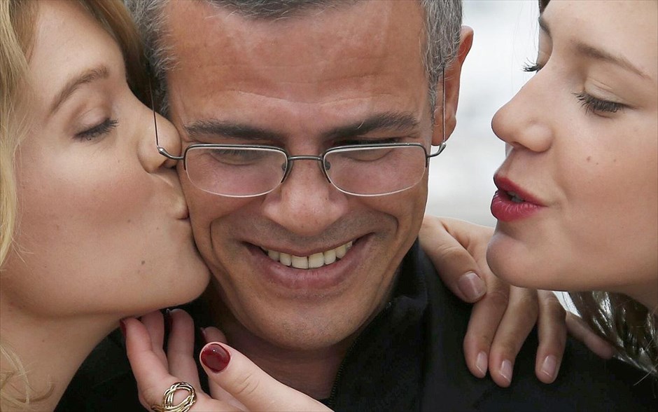 66ο Κινηματογραφικό Φεστιβάλ των Κανών. Οι τολμηρές σκηνές γυναικείου ομοφυλοφιλικού έρωτα στη γαλλική ταινία «Η ζωή της Αντέλ, κεφάλαια 1 και 2» του Αμπντελατίφ Κεσίς (Κ) και οι σκηνές υπερβολικής ωμότητας στη δανέζικη ταινία «Μόνο ο θεός συγχωρεί» του Νίκολας Γουάιντινγκ Ρεφν έδωσαν μιαν άλλη νότα την Πέμπτη στο 66ο φεστιβάλ των Κανών. Παρά τις τολμηρές ερωτικές σκηνές (χωρίς όμως ίχνος πορνογραφίας) ο Κεσίς αφηγείται την ιστορία του με λεπτότητα και τρυφερότητα, μέσα από όμορφες εικαστικά σκηνές, αποσπώντας μιαν εξαιρετική, γεμάτη πάθος και δύναμη ερμηνεία από την ελληνικής καταγωγής νεαρή ηθοποιό του, Αντέλ Εξαρχόπουλος (Δ), ερμηνεία που θα είναι στα φαβορί για τα βραβεία.