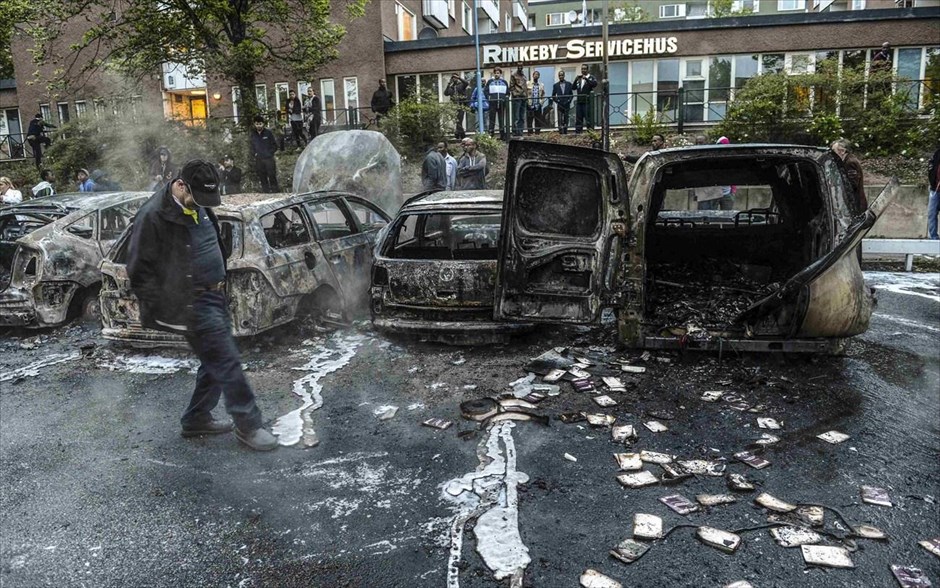 Σουηδία: Επεισόδια στη Στοκχόλμη #4. Κατεστράμμενα αυτοκίνητα μετά τα επεισόδια νεαρών&nbsp;διαδηλωτών στα φτωχά προάστια της Στοκχόλμης, όπου ζουν πολλοί ξένοι.