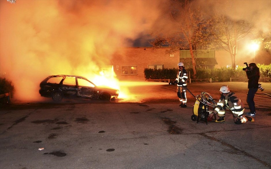 Σουηδία: Επεισόδια στη Στοκχόλμη #5. Περίπου 30 αυτοκίνητα πυρπολήθηκαν στις φτωχές συνοικίες στα βορειοδυτικά και νοτιοδυτικά τμήματα της πρωτεύουσας το βράδυ της Πέμπτης 23 Μαΐου και νεαροί διαδηλωτές προκάλεσαν εκτεταμένες ζημιές σε κτίρια, περιλαμβανομένου ενός σχολείου.