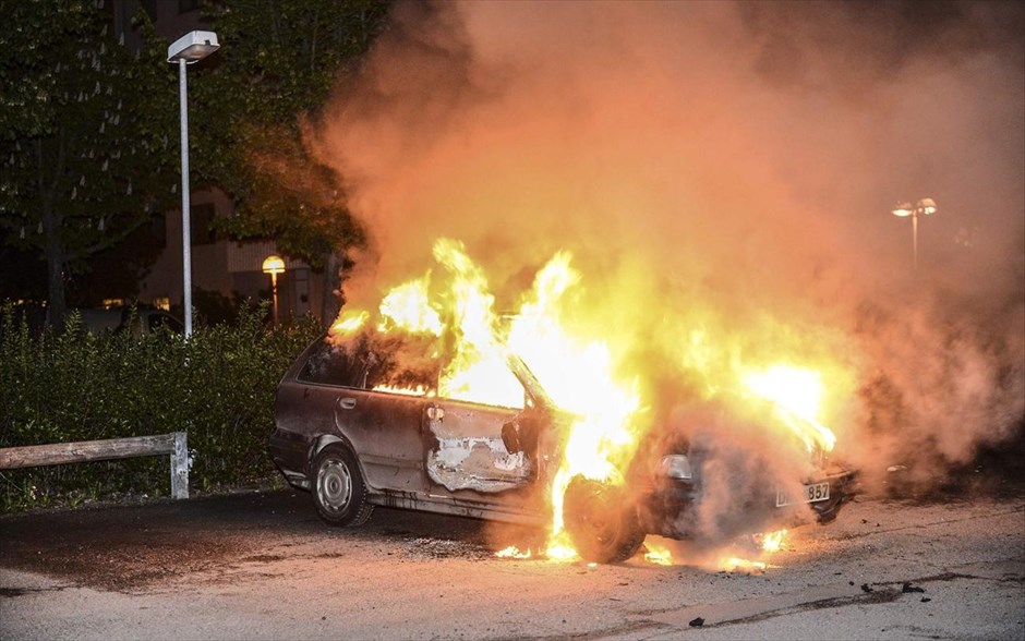 Σουηδία: Επεισόδια στη Στοκχόλμη #6. Η αστυνομία στη σουηδική πρωτεύουσα πρόκειται να ζητήσει ενισχύσεις ύστερα από τα επεισόδια που προκάλεσαν νεαροί οι οποίοι πυρπόλησαν αυτοκίνητα και επιτέθηκαν με πέτρες εναντίον αστυνομικών για πέμπτη συνεχή νύχτα.