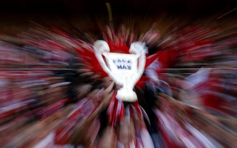 Τελικός Champions League: Εικόνες πριν τον αγώνα #10. Συμβολικό κύπελλο κρατούν φίλαθλοι της Μπάγερν Μονάχου.