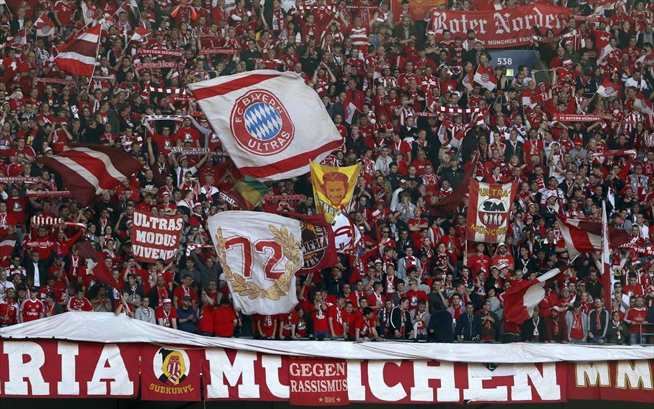 Τελικός Champions League: Εικόνες πριν τον αγώνα #31. Φίλαθλοι τς Μπάγερν Μονάχου σε μία από τις κερκίδες του σταδίου Γουέμπλεϊ.