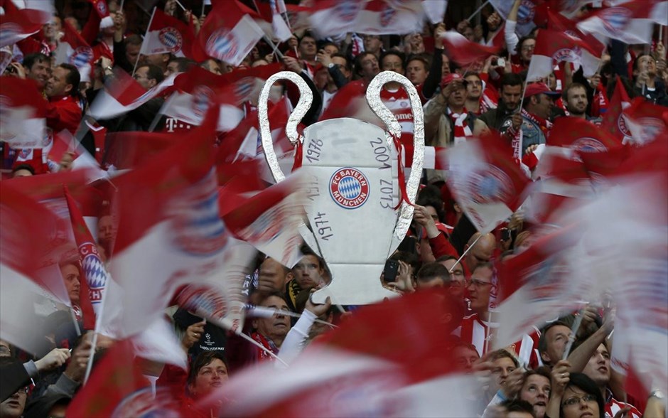 Τελικός Champions League: Εικόνες πριν τον αγώνα #32. Φίλαθλοι της Μπάγερν Μονάχου περιμένουν την έναρξη του μεγάλου τελικού του Champions League.
