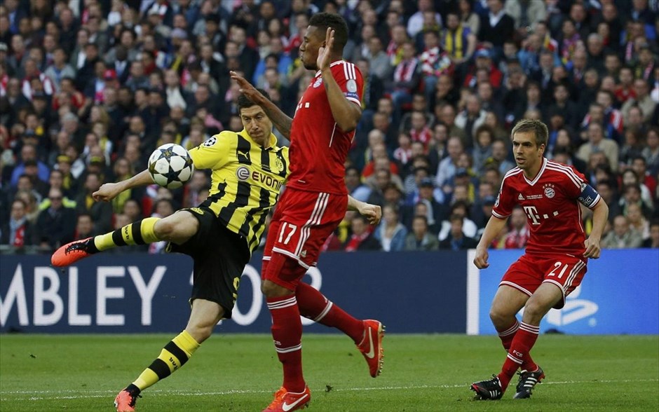 Τελικός Champions League: Εικόνες από τον αγώνα #3. Ο Ρόμπερτ Λεβαντόφσκι της Μπορούσια Ντόρτμουντ προσπαθεί να σουτάρει μπροστά από τους Ζερόμ Μπόατενγκ ενώ παρακολουθεί ο Φίλιπ Λαμ.