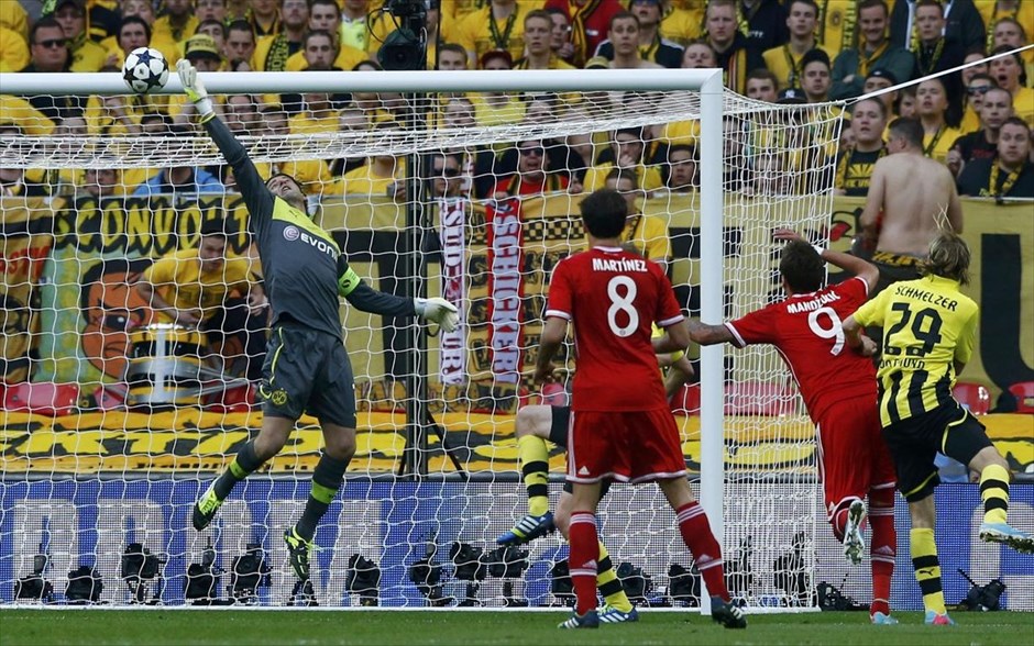 Τελικός Champions League: Εικόνες από τον αγώνα #11. Ο τερμαφύλακας της Μπορούσια Ντόρτμουντ αποκρούει το σουτ του Μάριο Μάντζουκιτς της Μπάγερν Μονάχου σε φάση από τον αγώνα.