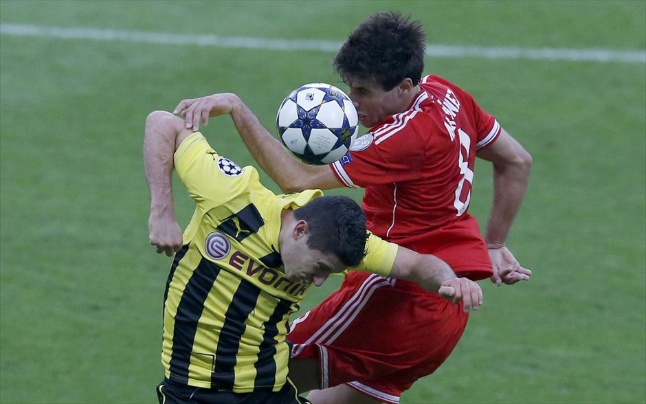 Τελικός Champions League: Εικόνες από τον αγώνα #19. Μία ακόμη μάχη μεταξύ των Τσάβι Μαρτίνεθ (δεξιά) της Μπάγερν Μονάχου και του Ρόμπερτ Λεβαντόφσκι της Μπορούσια Ντόρτμουντ.