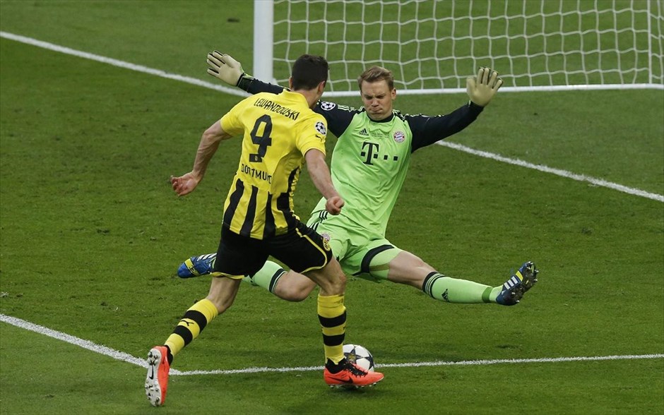 Τελικός Champions League: Εικόνες από τον αγώνα #21. Ο τερματοφφύλακας της Μπάγερν Μονάχου Εμάνουελ Νόιερ αποκρούει το σουτ του Ρόμπερτ Λεβαντόφσκι σε φάση από τον αγώνα.