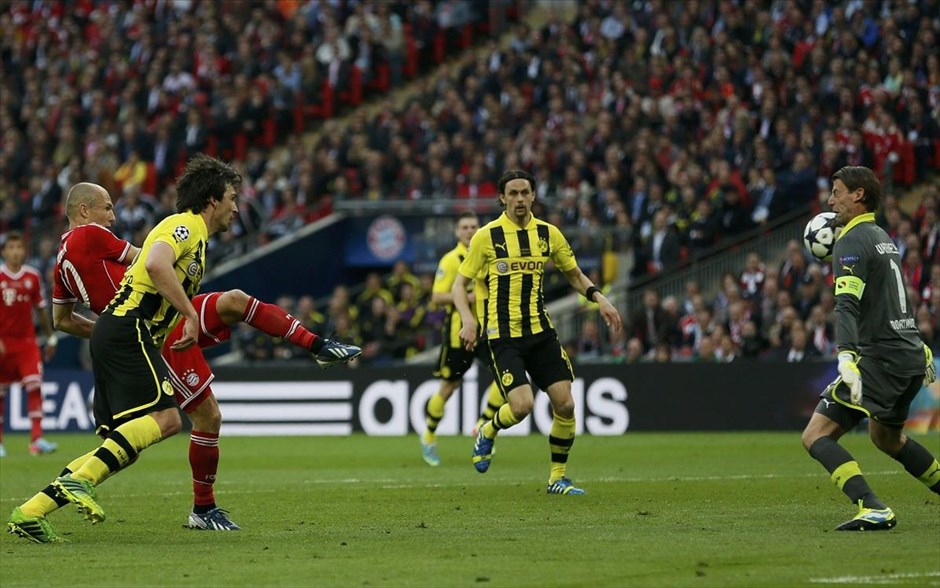 Τελικός Champions League: Εικόνες από τον αγώνα #26. Ο τερματοφύλακας της Μπορούσια Ντόρτμουντ Ρόμαν Βαϊντεφέλερ αποκρούει με το στήθος το σουτ του Αριεν Ρόμπεν σε φάση από τον αγώνα.