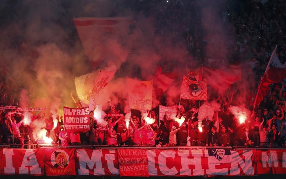 Τελικός Champions League: Εικόνες από τον αγώνα . Φίλαθλοι της Μπάγερν Μονάχου ανάβουν φωτοβολίδες κατά τη διάρκεια του αγώνα.