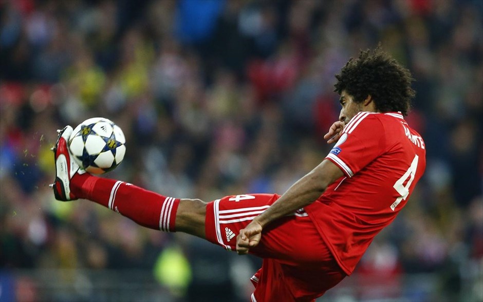 Τελικός Champions League: Εικόνες από τον αγώνα #33. Ο Ντάντε της Μπάγερν Μονάχου κοντρολάρει τη μπάλα κατά τη διάρκεια του αγώνα.