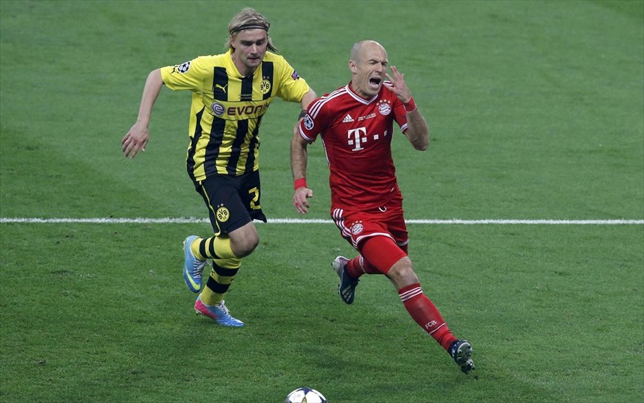 Τελικός Champions League: Εικόνες από τον αγώνα #35. Ο Αριεν Ρόμπεν δέχεται το μαρκάρισμα του Μαρσέλ Πίζτσεκ σε φάση από τον αγώνα.
Bayern Munich
