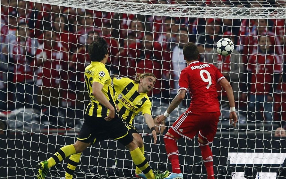 Τελικός Champions League: Εικόνες από τον αγώνα #41. Ο Μάριο Μάντζουκιτς πετυχαίνει το γκολ μπροστά από τους Ματς Χούμελς και Μαρσέλ Σμέλτζερ της Μπορούσια Ντόρμουντ.