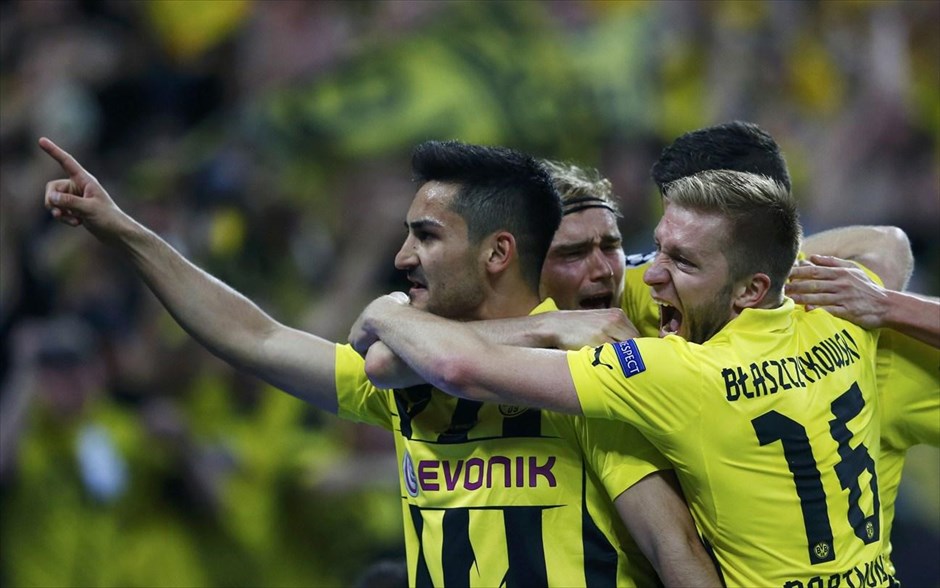 Τελικός Champions League: Εικόνες από τον αγώνα . Ο σκόρερ της Μπορούσια Ντόρτμουντ πανηγυρίζει μαζί με τους συμπαίκτες του.