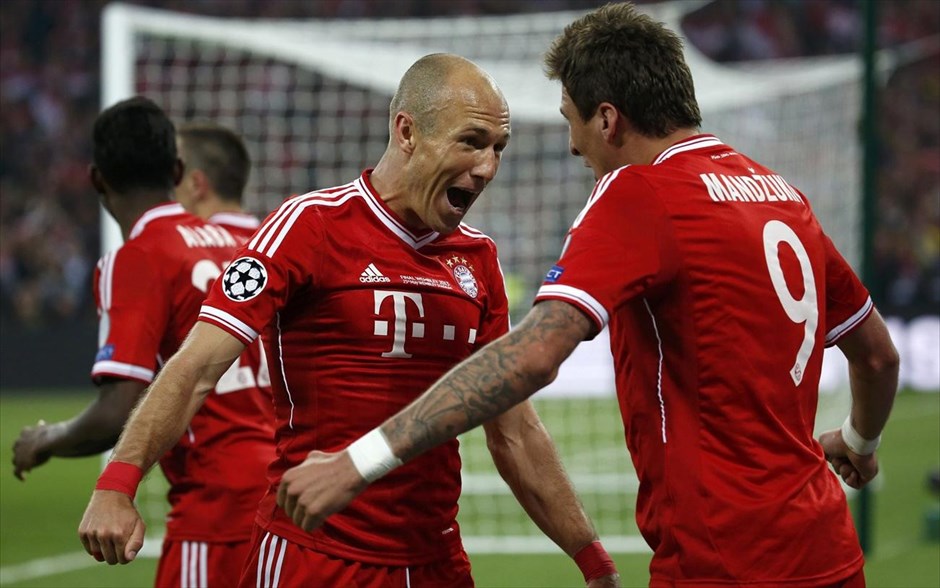 Τελικός Champions League: Εικόνες από τον αγώνα . Πανηγυρισμοί του σκόρερ της Μπάγερν Μονάχου Μάριο Μάντζουκιτς με τον Αριεν Ρόμπεν μετά την επίτευξη του γκολ. Οι δύο σκόρερ των Βαυαρών στο σημερινό παχνίδι.