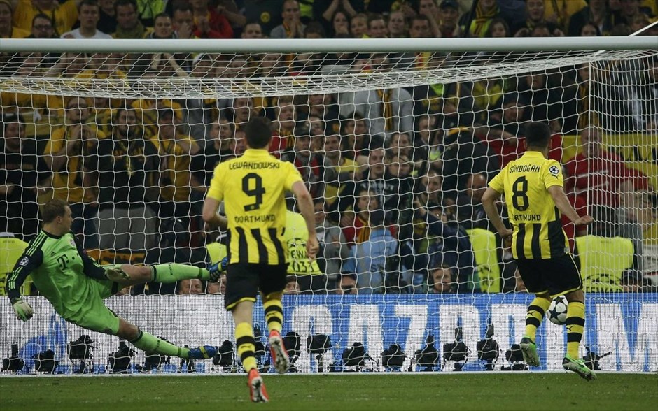 Τελικός Champions League: Εικόνες από τον αγώνα #55. O Ιλκάι Γκούντογαν της Μπορούσια Ντόρτμουντ σιοφαρίζει για την ομάδα του με εύστοχο χτύπημα πέναλτι.