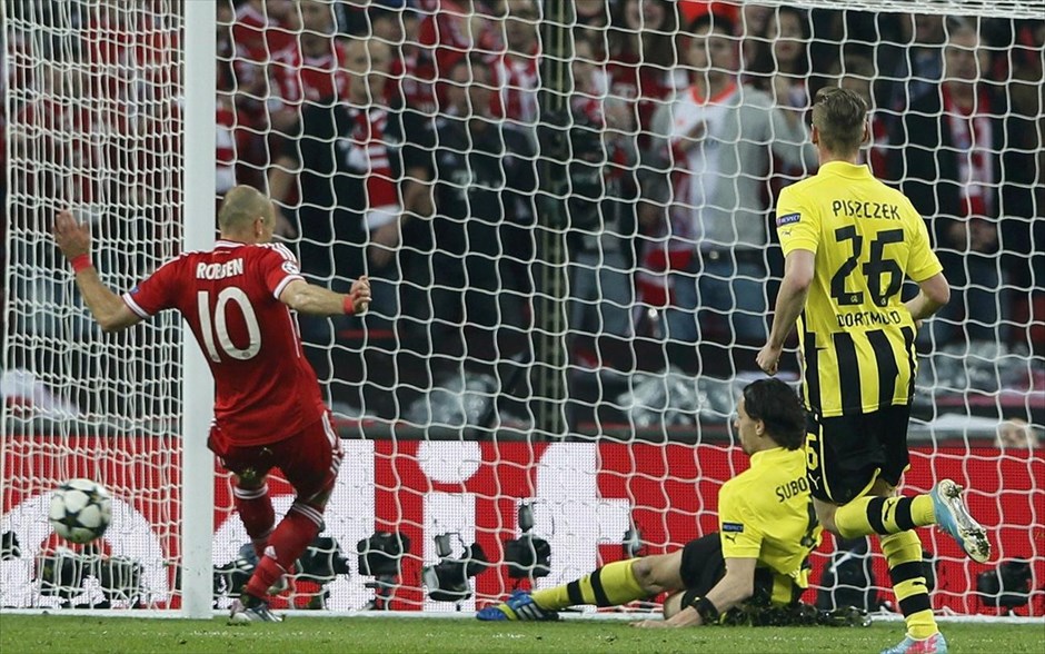Τελικός Champions League: Εικόνες από τον αγώνα #56. Ο Νέβεν Σούμπιτς αποκρούει σουτ του Αριεν Ρόμπεν σε φάση από τον αγώνα.