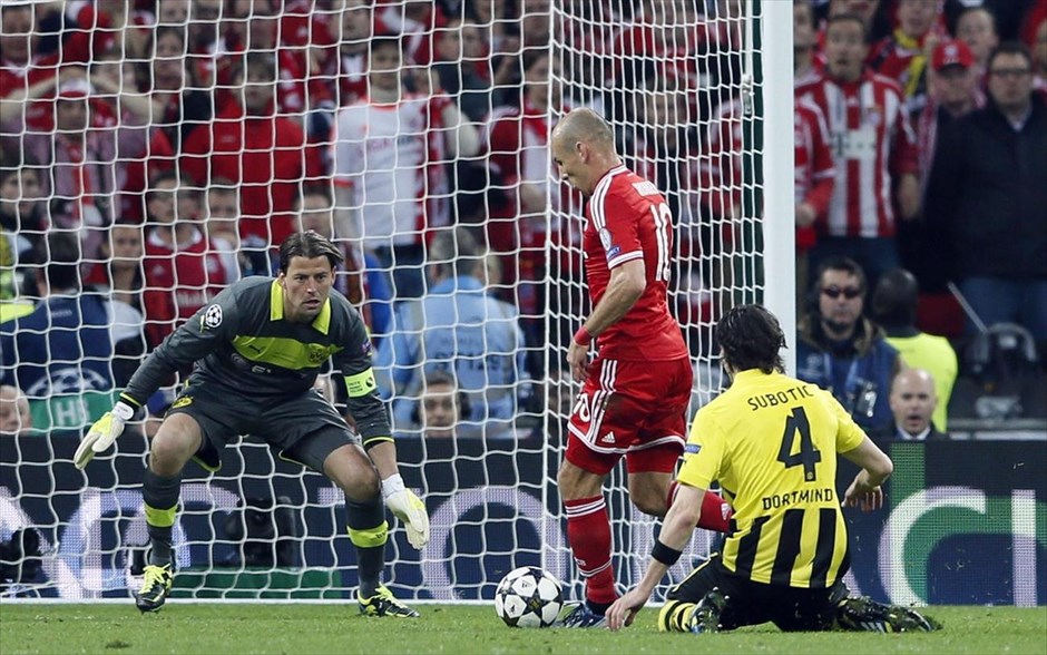 Τελικός Champions League: Εικόνες από τον αγώνα #58. Ο Αριεν Ρόμπεν σουτάρει μπροστά από τον τερματοφύλακα της Μπορούσια Ντόρτμουντ και πετυχαίνει το γκολ, κάνοντας δύο τα τέρματα της Μπάγερν Μονάχου, η οποία προηγείται πλέον με 2-1.