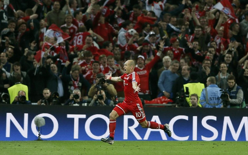 Τελικός Champions League: Εικόνες από τον αγώνα #60. Ο σκόρερ του δεύτερου τέρματος της Μπάγερν Μονάχου, Αριεν Ρόμπεν πανηγυρίζει το γκολ που σημείωσε.