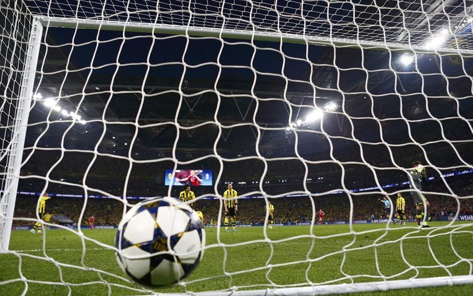 Τελικός Champions League: Εικόνες από τον αγώνα #62. Η μπάλα για δεύτερη φορά στα δίχτυα της Μπορούσια Ντόρτμουντ, αυτή τη φορά από τον Αριεν Ρόμπεν που με το τέρμα του χάρισε το κύπελλο στη Μπάγερν Μονάχου.