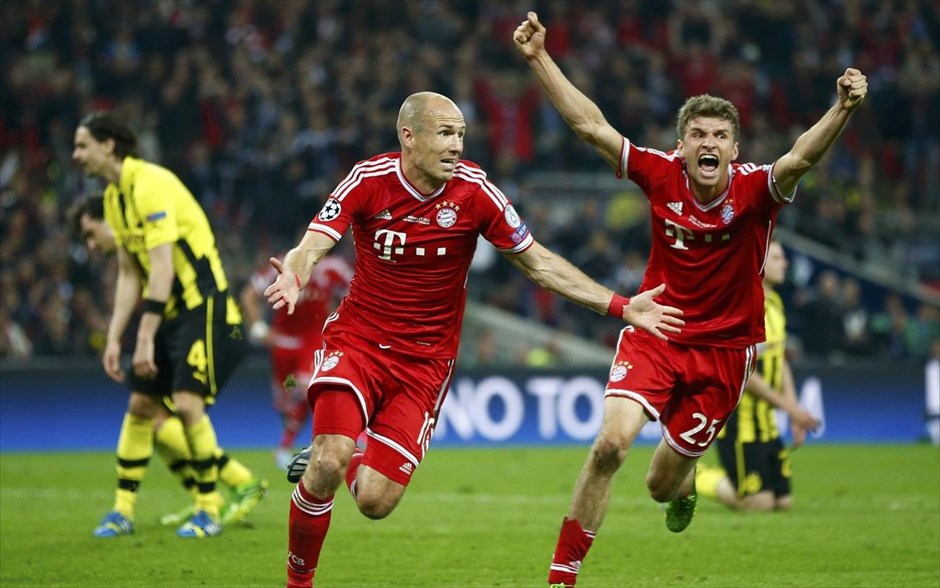 Τελικός Champions League: Εικόνες από τον αγώνα #63. Ο «χρυσός» σκόρερ της Μπάγερν Μονάχου Αριεν Ρόμπεν πανηγυρίζει μαζί με τον Τόμας Μίλερ.