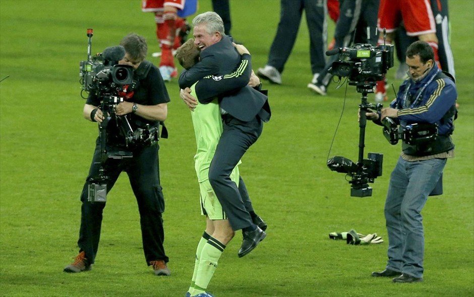 Τελικός Champions League: Πανηγυρισμοί και απονομή #10. Εναγκαλισμός στο κέντρο του γηπέδου του τερματύφλακα της Μπάγερν Μονάχου Μάνουλε Νόιερ με τον προπονητή Γιουπ Χάινκες.