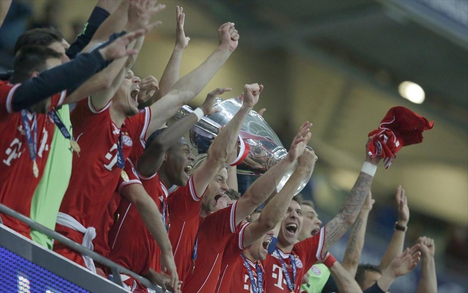 Τελικός Champions League: Πανηγυρισμοί και απονομή #14. Με την κατάκτηση του τροπαίου η Μπάγερν Μονάχου «έπιασε» τη Λίβερπουλ στον πίνακα με πέντε ευρωπαϊκά τρόπαια κυπέλλου πρωταθλητριών/Champions League.