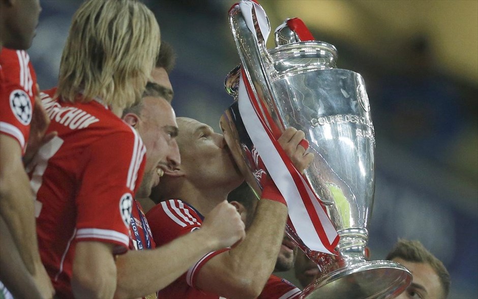 Τελικός Champions League: Πανηγυρισμοί και απονομή #17. Ο Αριεν Ρόμπεν φιλάει το κύπελλο.