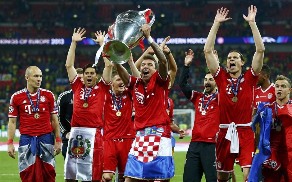 Τελικός Champions League: Πανηγυρισμοί και απονομή #18. Ο Μάριο Μάντζουκιτς (στο κέντρο) κρατά το κύπελλο και μαζί μ τους &nbsp;συμπαίκτες του κατευθύνονται στους φιλάθλους της ομάδας.
