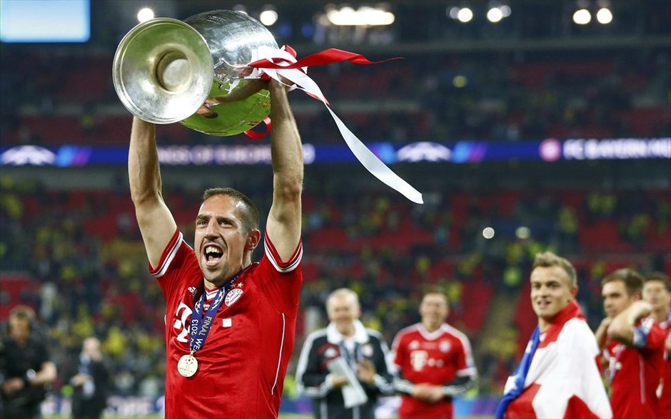 Τελικός Champions League: Πανηγυρισμοί και απονομή #20. Ο Φρανκ Ριμπερί κρατά το κύπελλο και πανηγυρίζει.