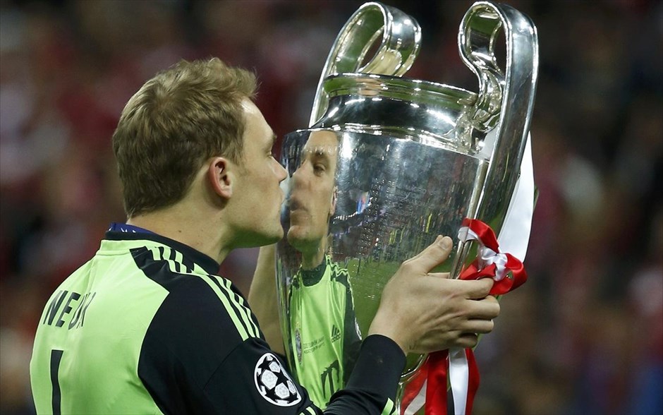 Τελικός Champions League: Πανηγυρισμοί και απονομή #27. Ο τερματοφύλακας της Μπάγερν Μονάχου Μάνουελ Νόιερ φιλάει το κύπελλο.