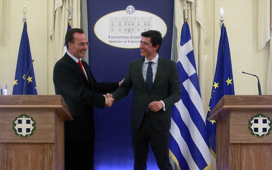 Αλλαγή εκπροσώπου Τύπου στο ΥΠΕΞ. Ο Γρηγόρης Δελαβέκουρας (Δ), εκπρόσωπος μέχρι σήμερα του υπουργείου Εξωτερικών, αποχαιρέτισε τους δημοσιογράφους και την κεντρική υπηρεσία και τον αποχαιρέτισαν. Εκπρόσωπος του υπουργείου Εξωτερικών αναλαμβάνει ο Κων. Κούτρας (Α), σύμβουλος Πρεσβείας Α