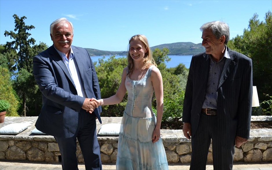 Ταξίδι - αστραπή στο Σκορπιό. Στο Σκορπιό βρέθηκαν για 24 ώρες ο Ρώσος μεγιστάνας Ντμίτρι Ριμπολόβλεφ με την κόρη του, Γεκατερίνα, η οποία φωτογραφήθηκε με το δήμαρχο Λευκάδας, Κώστα Αραβανή (αριστερά), και τον αντιδήμαρχο, Γιάννη Καρτάνο. Οπως ανέφερε ο δήμαρχος, ο νέος ιδιοκτήτης του νησιού δήλωσε ενθουσιασμένος, σημειώνοντας ότι ο ίδιος και η κόρη του θα επισκευάσουν τις υποδομές με σεβασμό στην ιστορία του τόπου και το περιβάλλον. «Εδειξαν ότι η πρόθεσή τους είναι ο Σκορπιός να γίνει ησυχαστήριο γι’ αυτούς, την οικογένεια και τους φίλους τους». Ενα ησυχαστήριο που θα δώσει ζωή στην περιοχή, ευελπιστούν οι Αρχές.