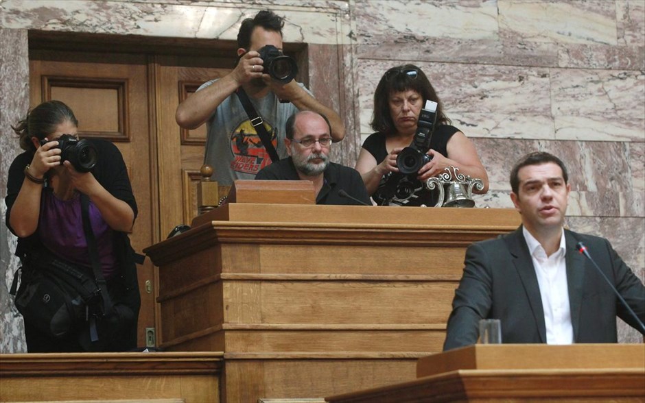 Σκληρή κριτική Τσίπρα στην κυβέρνηση. Σκληρή κριτική σε ΠΑΣΟΚ και Ν.Δ. εξαπέλυσε ο Αλέξης Τσίπρας κατά την ομιλία του στην Κ.Ο. του ΣΥΡΙΖΑ, διαμηνύοντας μεταξύ άλλων για το ζήτημα του αντιρατσιστικού νομοσχεδίου, ότι ο αντιρατσιστικός νόμος μπορεί να γίνει πραγματικότητα&nbsp; μόνο από μία αντιμνομονιακή αριστερή προοδευτική κυβέρνηση.