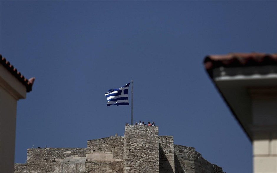 «25 με 30 δισ. ευρώ θα στοιχίσει στους Γερμανούς η διάσωση της Ελλάδας». Περί τα 25 με 30 δισ. ευρώ εκτιμά ο επικεφαλής του νεοσύστατου κόμματος «Εναλλακτική για την Γερμανία» (AfD), Μπερντ Λούκε τις απώλειες της Γερμανίας από την ελληνική διάσωση και προβλέπει νέα αναδιάρθρωση του ελληνικού χρέους μετά τις γερμανικές εκλογές. Υποστηρίζει δε, ότι δεν χρειάζεται να εγκαταλείψει η Γερμανία την Ευρωζώνη, αλλά οι χώρες του ευρωπαϊκού Νότου. Ο επικεφαλής της «Εναλλακτικής για τη Γερμανία» υποστηρίζει ακόμη ότι τα δάνεια μέσω του Ευρωπαϊκού Μηχανισμού Στήριξης (ΕΜΣ) πρέπει να θεωρούνται χαμένα, καθώς -όπως λέει- «η Ελλάδα είναι πρακτικά χρεοκοπημένη και διασώζεται με δανεισμό μόνο μέχρι τις γερμανικές εκλογές».