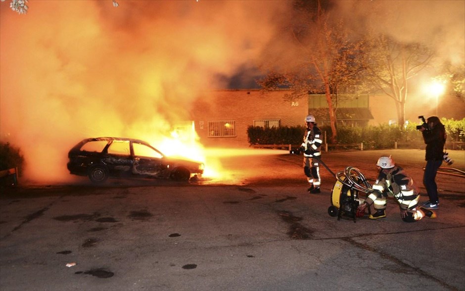  5,8 εκατ. ευρώ θα κοστίσουν στη Στοκχόλμη τα επεισόδια. Οι ζημιές που προκλήθηκαν στη διάρκεια των επεισοδίων που συγκλόνισαν επί μια εβδομάδα τη Στοκχόλμη και τα προάστιά της θα κοστίσουν στην πόλη περίπου 5,8 εκατ. ευρώ, ανακοίνωσε την Πέμπτη η δημαρχία. Τα επεισόδια ξέσπασαν στις 19 Μαΐου στο Χούσμπι, μια υποβαθμισμένη συνοικία της Στοκχόλμης, όπου ο πληθυσμός είναι στην πλειονότητά του ξένης καταγωγής. Επεκτάθηκαν στη συνέχεια σε άλλες συνοικίες μέσα στην πρωτεύουσα και γύρω απ