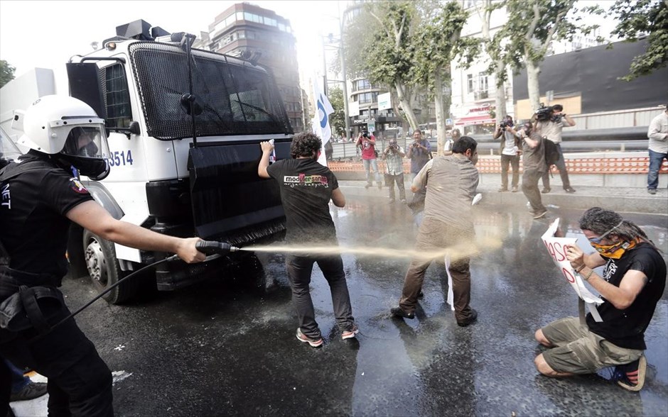 Τραυματίες σε διαδήλωση στην Κωνσταντινούπολη. Δέκα άνθρωποι τραυματίστηκαν σήμερα κατά την επέμβαση της τουρκικής αστυνομίας νωρίς το πρωί σε συγκέντρωση εκατοντάδων διαδηλωτών που έχουν κατασκηνώσει εδώ και αρκετές ημέρες σε πάρκο στο κέντρο της Κωνσταντινούπολης σε ένδειξη διαμαρτυρίας για οικιστικό σχέδιο.